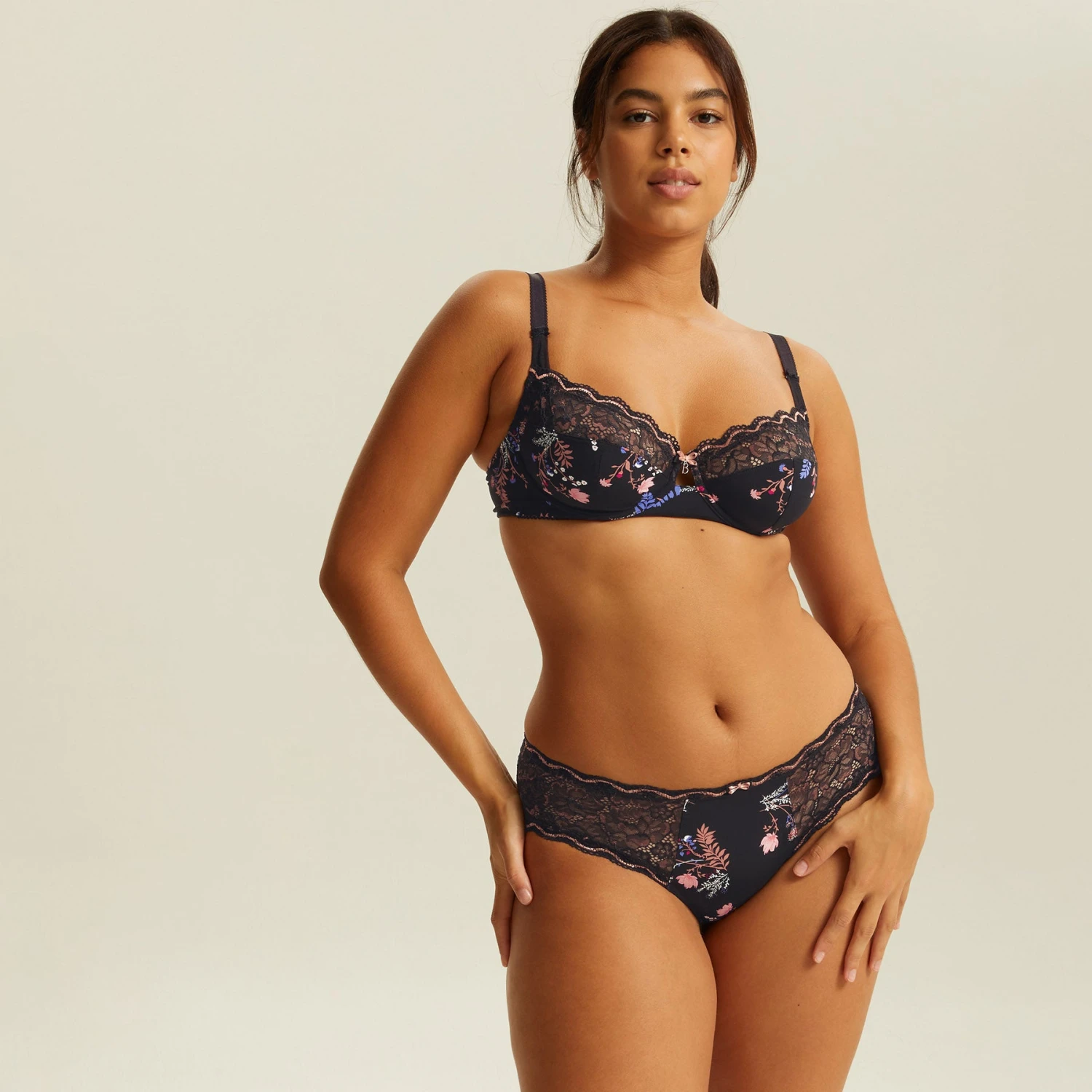 Soutien-gorge Emboîtant Avec Armatures Noir Gold LUCCIA TWIST – Image 4